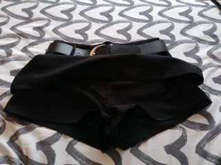 Falda pantalón negra con cinturón