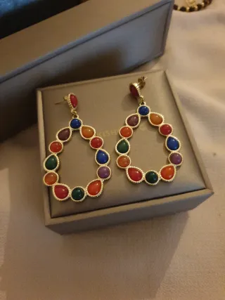 Pendientes dorados con piedras multicolores
