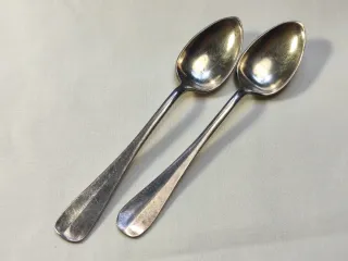 Pareja de cucharitas antiguas de metal plateado