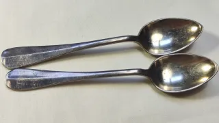 Pareja de cucharitas antiguas de metal plateado