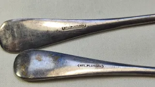 Pareja de cucharitas antiguas de metal plateado