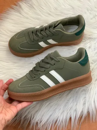 Zapatillas deportivas verdes. Número 37