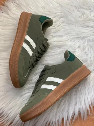 Zapatillas deportivas verdes. Número 37