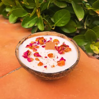 Vela artesanal hecha en coco natural con flores