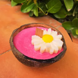 Vela artesanal hecha en coco natural con flores