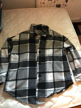 Camisa de cuadros gris y negra