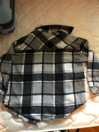 Camisa de cuadros gris y negra