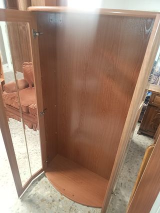 Vitrina de madera y cristal sin baldas