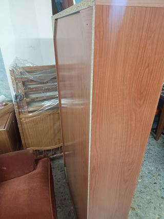 Vitrina de madera y cristal sin baldas