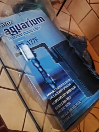 Acuario gris y transparente