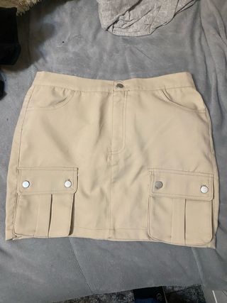 Falda beige cargo. Talla M/L