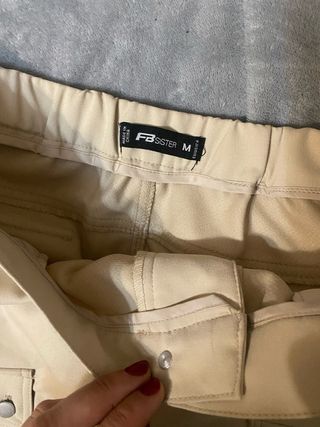 Falda beige cargo. Talla M/L