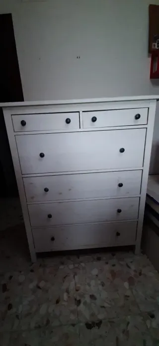 Cómoda blanca de madera