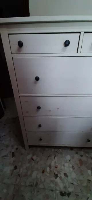 Cómoda blanca de madera