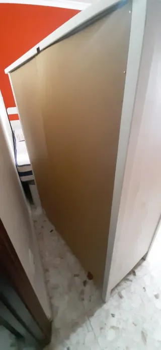 Cómoda blanca de madera