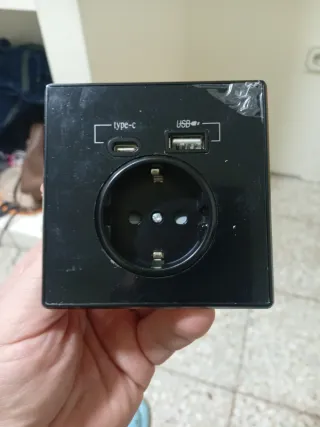 Enchufe con USB C y USB A