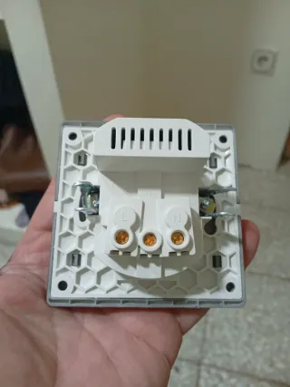 Enchufe con USB C y USB A