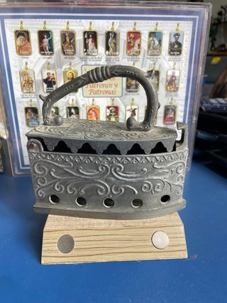 Plancha antigua de carbón decorativa