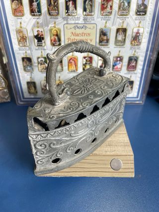 Plancha antigua de carbón decorativa