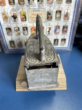 Plancha antigua de carbón decorativa