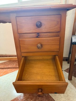 Escritorio de madera  4 cajones