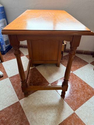 Escritorio de madera  4 cajones