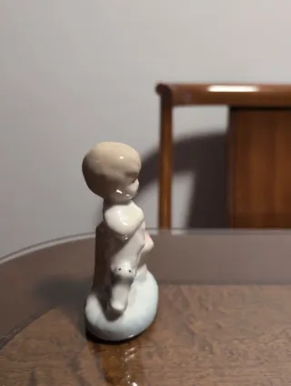 Figura de porcelana niño con cesta