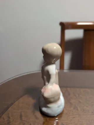 Figura de porcelana niño con cesta