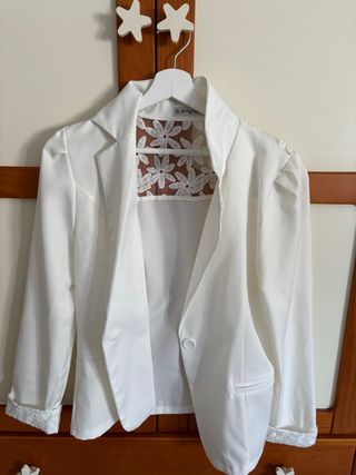 Chaqueta blanca con encaje floral
