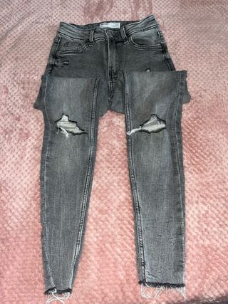 Pantalón pitillo gris desgastado