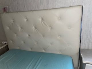 Cabecero de cama polipiel blanco y metal