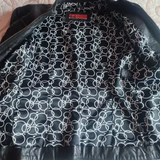 Cazadora de piel negra