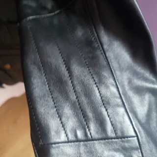 Cazadora de piel negra