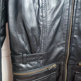 Cazadora de piel negra