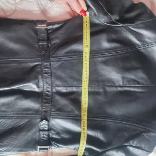 Cazadora de piel negra