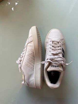 Zapatillas Adidas Blancas, talla 40 en buen estado