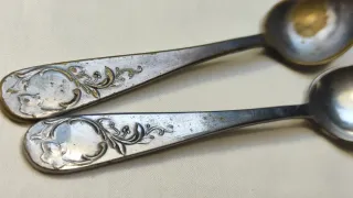 Pareja cucharitas antiguas decoradas