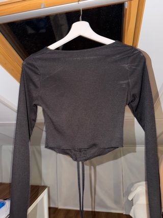 Top negro ajustado fruncido