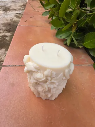 Vela artesanal floral beige