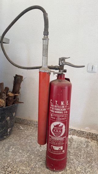 Lote 2 Extintores de CO₂ CTNE antiguo botellón 5kg