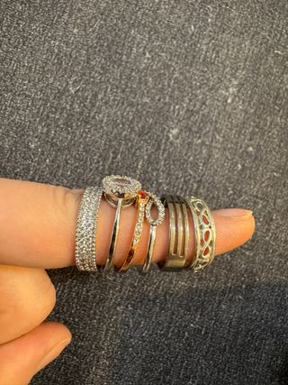 Lote de Anillos Dorados y Plateados