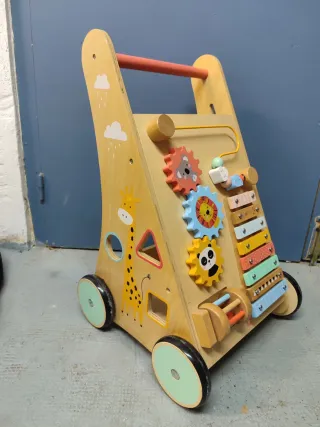 Andador infantil de madera