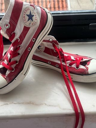 Converse a rayas rojas y blancas