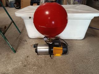 Depósito de agua con bomba