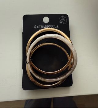 3 Pulseras Stradivarius doradas y blancas.