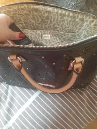 Bolso Guess Negro y Beige