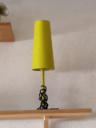 Lámpara de hierro amarilla con base negra