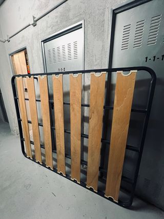Somier metálico con lamas de madera.