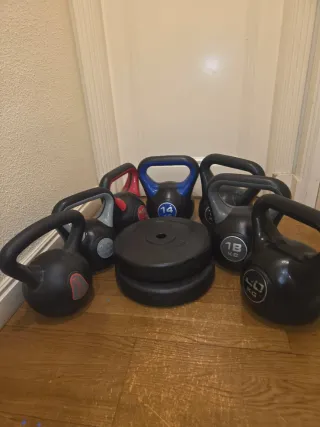 Kettlebells y discos de pesas