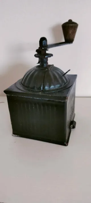 Macinino da caffè antico